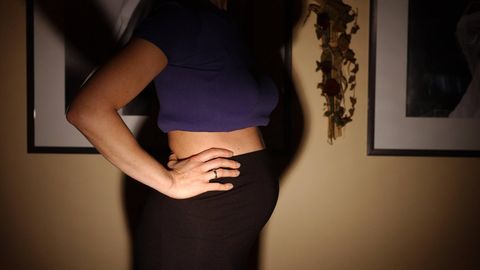 Abtreibungsrecht in den USA: Eine schwanger Frau steht vor einer Wand.