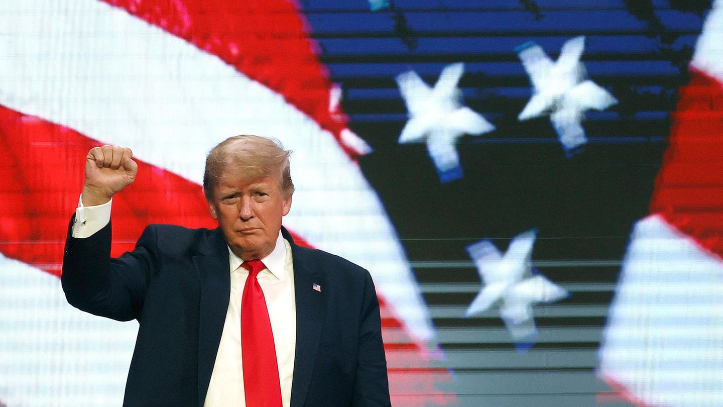 Donald Trump feiert gekipptes Abtreibungsgesetz Donald Trump feiert gekipptes Abtreibungsgesetz