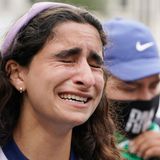 Frau bricht in Tränen aus