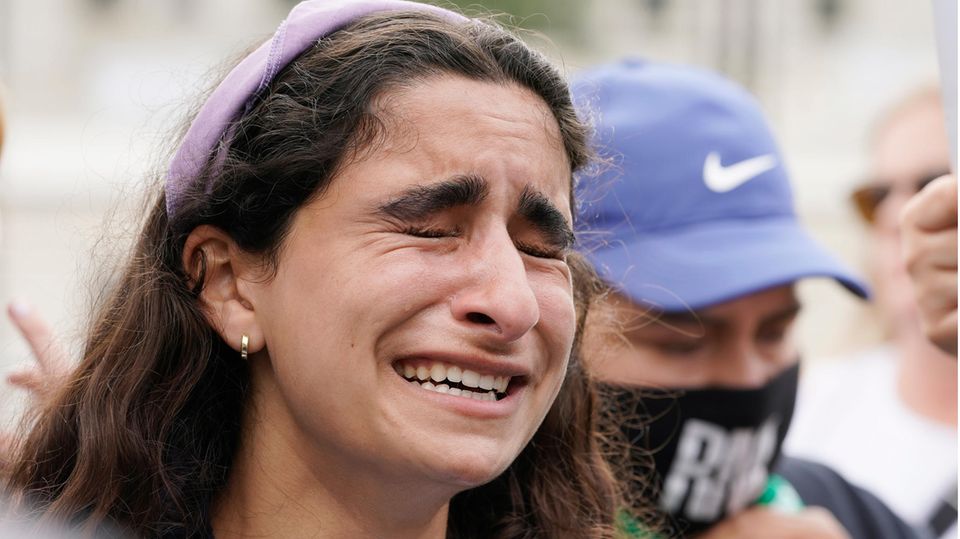 Frau bricht in Tränen aus