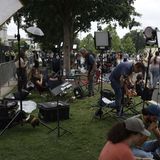 Journalisten bauen Kameras auf