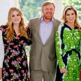 25. Juni 2022  Kronprinzessin Amalia der Niederlande über ihre königlichen Freundinnen und die Liebe  Am Freitag stand das jährliche Sommer-Fotoshooting der niederländischen Königsfamilie an. Gut gelaunt posierten König Willem-Alexander und Königin Máxima mit ihren Töchtern, Ariane, Amalia und Alex (v.l.n.r.), auf Schloss Noordeinde. Das Königspaar und Kronprinzessin Amalia stellten sich anschließend den Fragen der Presse. Die Neugier war offenbar groß, mehr aus dem Leben der 18-Jährigen zu erfahren. Erst am vergangenen Wochenende war sie mit ihren Eltern nach Norwegen gereist. Dort besuchten sie das Gala-Dinner anlässlich des 18. Geburtstags von Prinzessin Ingrid Alexandra. Wie Amalia jetzt verriet, stehen sie, Ingrid Alexandra und Kronprinzessin Elisabeth von Belgien in regem Austausch. "Wir verstehen einander, wir müssen nichts erklären", so die künftige Königin laut "blauwbloed.nl". "Es ist sehr schön, miteinander über normale Dinge im Leben zu sprechen, die für uns ein bisschen anders sind." Ein Reporter sprach Amalia auf Berichte an, wonach sie verliebt sei. Sie antwortete, dass sie sehr glücklich sei, da sie so viel Liebe von ihrem Umfeld bekomme, berichtet "linda.nl". Wenn es mit jemandem ernst werde, werde sie es schon sagen. Als der Reporter weiter nachbohrte, sei der König in die Bresche gesprungen und habe erklärt: "Meine Tochter ist 18 Jahre alt. Sie wird jetzt studieren gehen." Im Herbst beginnt Amalia ihr Studium in Amsterdam. 