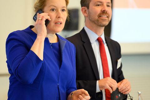 Franziska Giffey telefoniert