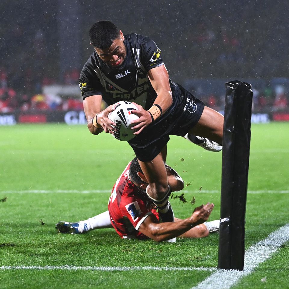 Auckland, Neuseeland. Jetzt bloß gut festhalten, das Ei: Mit einem Sprung in die Zielzone punktet Rugby-Profi Ronaldo Mulitalo von den New Zealand Kiwis während eines Testspiels gegen Mate Ma'a Tonga im Mount-Smart-Stadion.