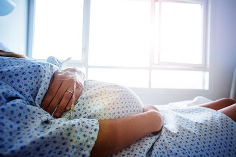 Eine schwangere Frau im Krankenhaus-Bett als Symbolfoto für Abtreibungsdrama auf Malta