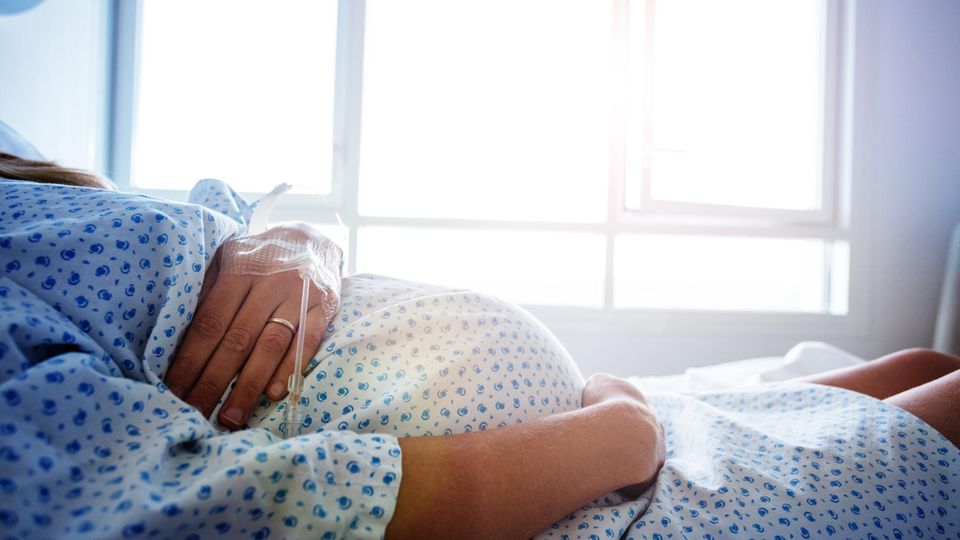 Eine schwangere Frau im Krankenhaus-Bett als Symbolfoto für Abtreibungsdrama auf Malta