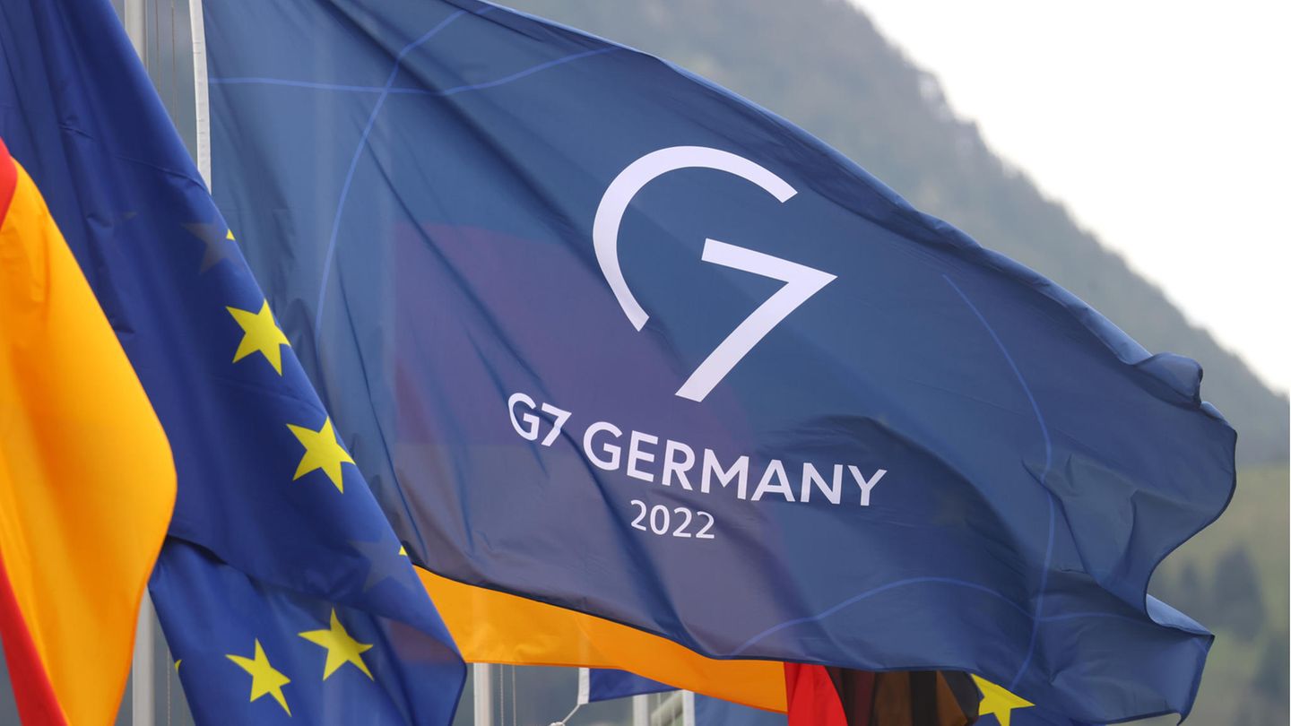 G7-Flagge vor dem Pressezentrum in Garmisch-Partenkirchen