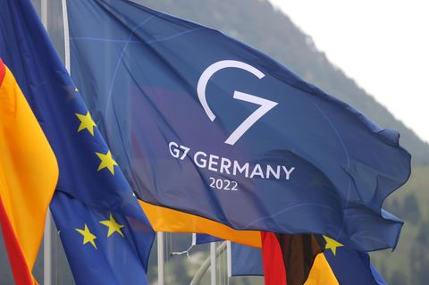 G7-Flagge vor dem Pressezentrum in Garmisch-Partenkirchen