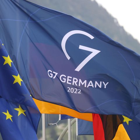 G7-Flagge vor dem Pressezentrum in Garmisch-Partenkirchen
