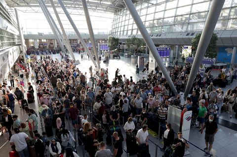 Am Flughafen Düsseldorf bildeten sich am ersten Ferienwochenende lange Schlangen