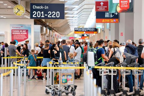 Schlange am Flughafen Köln/Bonn am ersten Sommerferienwochenende