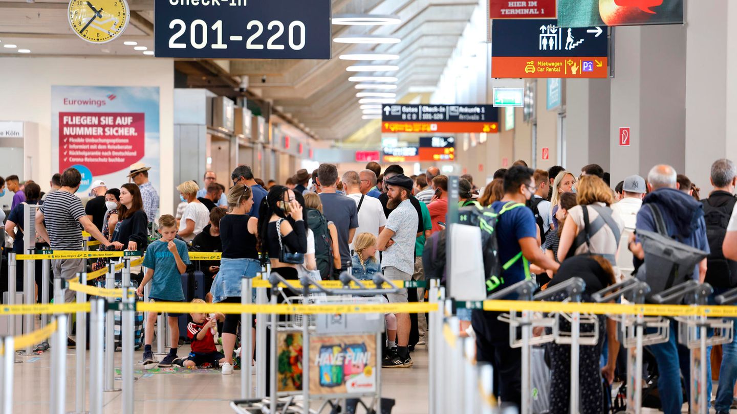 Schlange am Flughafen Köln/Bonn am ersten Sommerferienwochenende