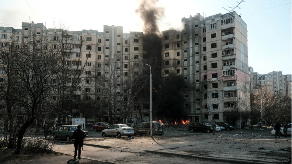 Ein Wohnhaus in Kiew im März nach dem Einschlag einer Rakete. Die Hauptstadt der Ukraine ist erneut beschossen worden