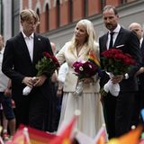 26. Juni 2022  Kronprinzessin Mette-Marit von Norwegen besucht mit Familie den Anschlagsort in Oslo  Am Freitagabend erschoss ein mutmaßlicher Islamist zwei Menschen vor einem Pub in der Osloer Innenstadt und verletzte zahlreiche weitere teils schwer. Der "London Pub" war ein Treffpunkt der Schwulen-Szene und am Samstag hätte die erste Pride-Parade seit der Corona-Pandemie stattfinden sollen. Auf Anraten der Polizei sagten die Veranstalter den Umzug und alle weiteren Veranstaltungen ab. Am Samstagnachmittag haben Kronprinzessin Mette-Marit, Kronprinz Haakon und ihr Sohn, Prinz Sverre Magnus, den Unglücksort besucht. Sichtlich bewegt legten die Royals Blumen nieder und lasen sich die Botschaften anderer Trauernder durch. "Wir müssen in diesen Tagen besonders gut aufeinander achtgeben", sagte der Kronprinz vor Ort. "Es ist wichtig, dass wir verteidigen, wer wir sind. Dass Norwegen ein Land ist, wo es erlaubt ist, zu lieben, wen man möchte und man mit dem zusammen sein kann, mit dem man möchte. Es ist wichtig, dass wir für diese Rechte und Werte aufstehen. Es ist nichts, das wir als selbstverständlich sehen sollten, es ist etwas, wofür wir kämpfen müssen und das tun wir heute." Zuvor hatte bereits Haakons Vater, König Harald, eine Botschaft veröffentlicht. Darin rief er zu Einheit auf und sprach allen Betroffenen sein Beileid aus.