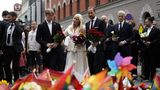 26. Juni 2022  Kronprinzessin Mette-Marit von Norwegen besucht mit Familie den Anschlagsort in Oslo  Am Freitagabend erschoss ein mutmaßlicher Islamist zwei Menschen vor einem Pub in der Osloer Innenstadt und verletzte zahlreiche weitere teils schwer. Der "London Pub" war ein Treffpunkt der Schwulen-Szene und am Samstag hätte die erste Pride-Parade seit der Corona-Pandemie stattfinden sollen. Auf Anraten der Polizei sagten die Veranstalter den Umzug und alle weiteren Veranstaltungen ab. Am Samstagnachmittag haben Kronprinzessin Mette-Marit, Kronprinz Haakon und ihr Sohn, Prinz Sverre Magnus, den Unglücksort besucht. Sichtlich bewegt legten die Royals Blumen nieder und lasen sich die Botschaften anderer Trauernder durch. "Wir müssen in diesen Tagen besonders gut aufeinander achtgeben", sagte der Kronprinz vor Ort. "Es ist wichtig, dass wir verteidigen, wer wir sind. Dass Norwegen ein Land ist, wo es erlaubt ist, zu lieben, wen man möchte und man mit dem zusammen sein kann, mit dem man möchte. Es ist wichtig, dass wir für diese Rechte und Werte aufstehen. Es ist nichts, das wir als selbstverständlich sehen sollten, es ist etwas, wofür wir kämpfen müssen und das tun wir heute." Zuvor hatte bereits Haakons Vater, König Harald, eine Botschaft veröffentlicht. Darin rief er zu Einheit auf und sprach allen Betroffenen sein Beileid aus.