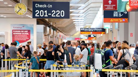 Geduldsprobe an deutschen Flughäfen: Vor der Sicherheitskontrolle in Köln/Bonn hat sich eine lange Schlange gebildet