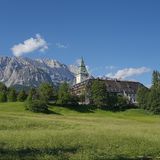 ... während die Politiker in dieser herrschaftlichen Location residieren. Schloss Elmau wurde 1916 von dem Philosophen Johannes Müller errichtet und ist heute ein Fünf-Sterne-Hotel im bayerischen Wettersteingebirge.