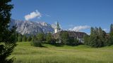 ... während die Politiker in dieser herrschaftlichen Location residieren. Schloss Elmau wurde 1916 von dem Philosophen Johannes Müller errichtet und ist heute ein Fünf-Sterne-Hotel im bayerischen Wettersteingebirge.