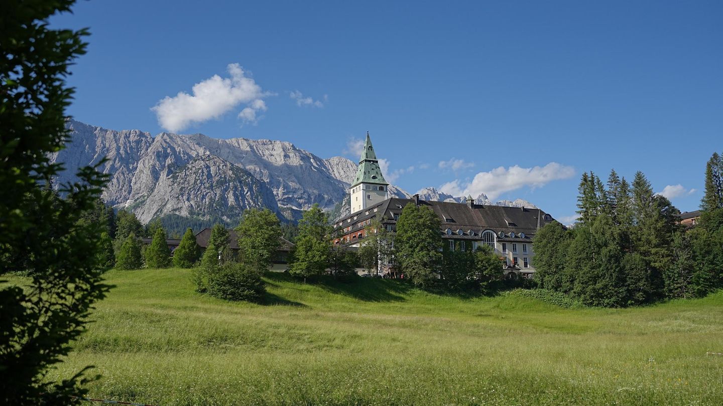 ... während die Politiker in dieser herrschaftlichen Location residieren. Schloss Elmau wurde 1916 von dem Philosophen Johannes Müller errichtet und ist heute ein Fünf-Sterne-Hotel im bayerischen Wettersteingebirge.