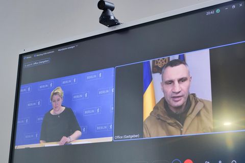 Ein Foto zeigt die Deep Fake-Videokonferenz zwischen einem falschen Klitschko und  Franziska Giffey