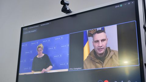 Ein Foto zeigt die Deep Fake-Videokonferenz zwischen einem falschen Klitschko und  Franziska Giffey