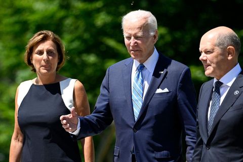 Britta Ernst mit Joe Biden (M.) und ihrem Ehemann Olaf Scholz beim G7-Gipfel auf Schloss Elmau