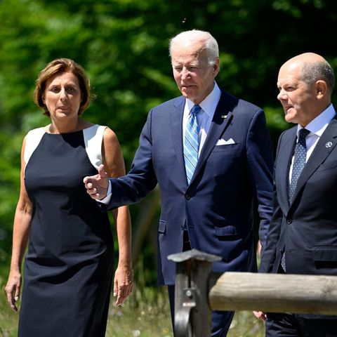 Britta Ernst mit Joe Biden (M.) und ihrem Ehemann Olaf Scholz beim G7-Gipfel auf Schloss Elmau