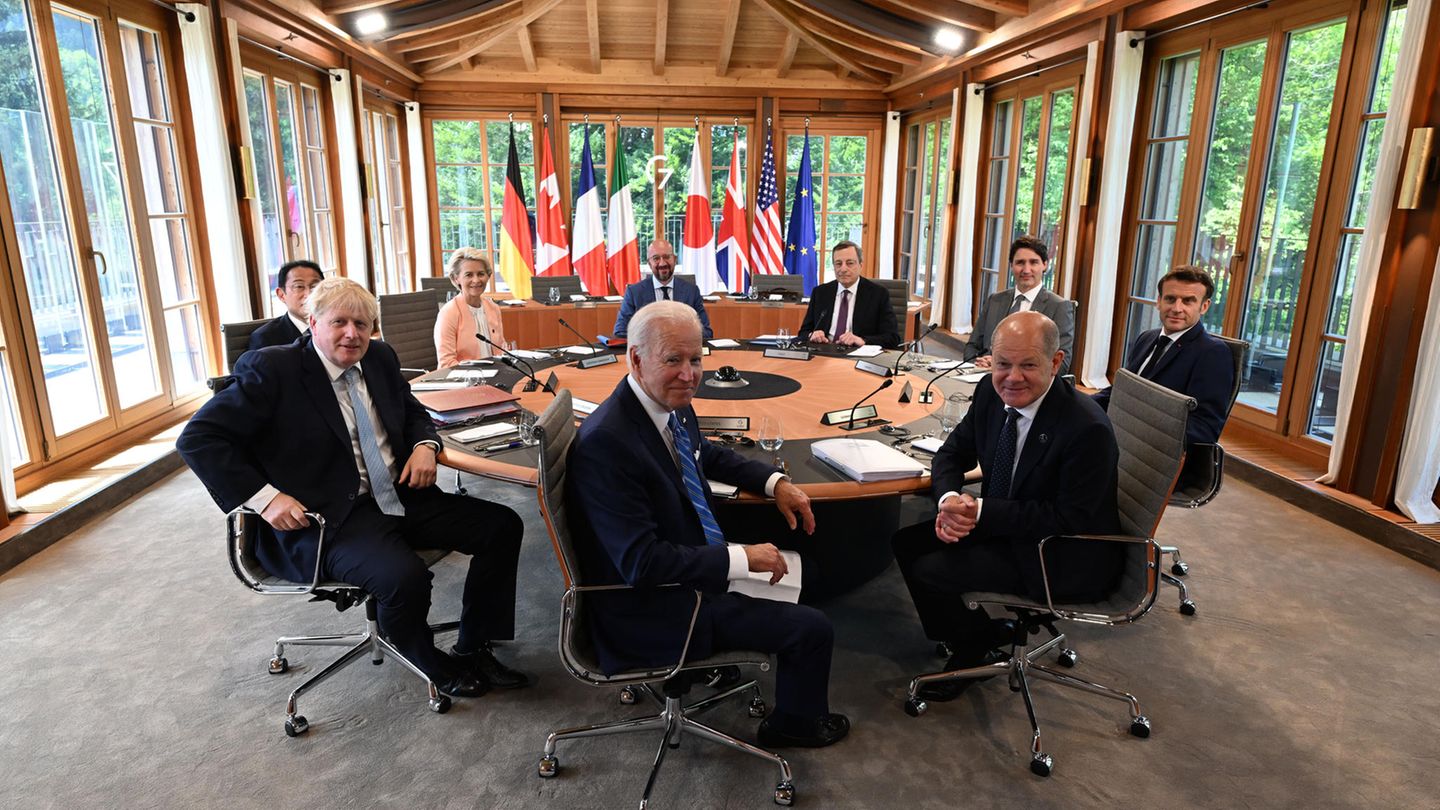 Wirtschaftsmächte am runden Tisch auf Schloss Elmau Wirtschaftsmächte am runden Tisch auf Schloss Elmau