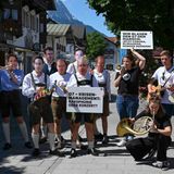 NGO "One" protestiert