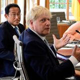 Boris Johnson gestikuliert am Tisch mit den G7