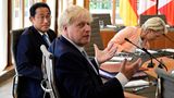Boris Johnson gestikuliert am Tisch mit den G7
