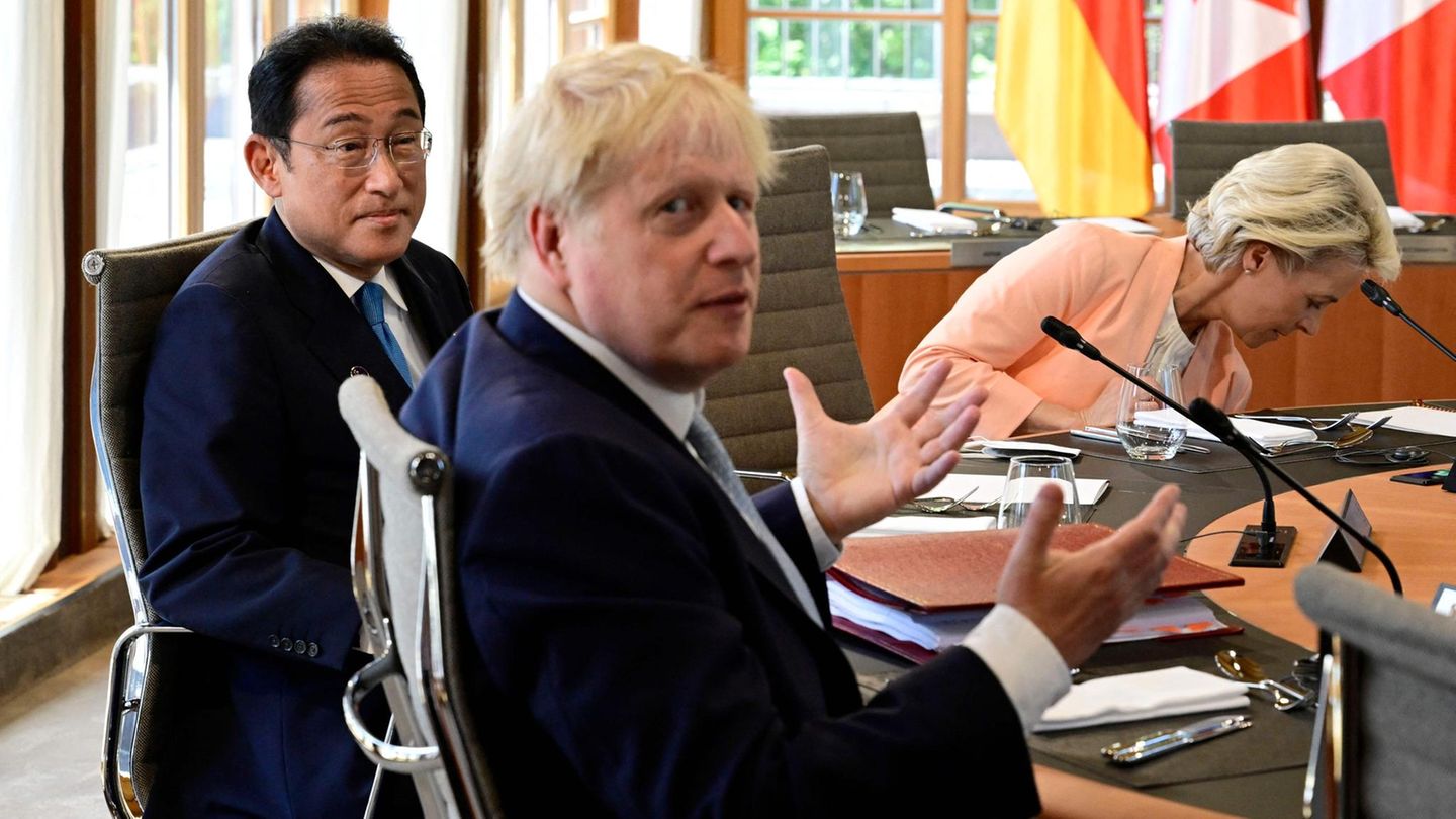 Boris Johnson gestikuliert am Tisch mit den G7