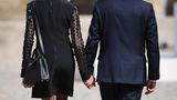 Brigitte Macron im kurzen Rock