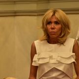 Sie kann aber auch anders. Wie hier in einem Kleid von mädchenhafter Leichtigkeit statt zeitloser, geradliniger Eleganz.