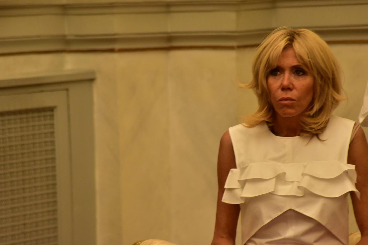 Sie kann aber auch anders. Wie hier in einem Kleid von mädchenhafter Leichtigkeit statt zeitloser, geradliniger Eleganz.