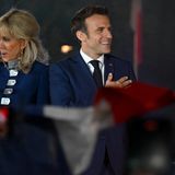 Brigitte Macron in dem Blau Frankreichs