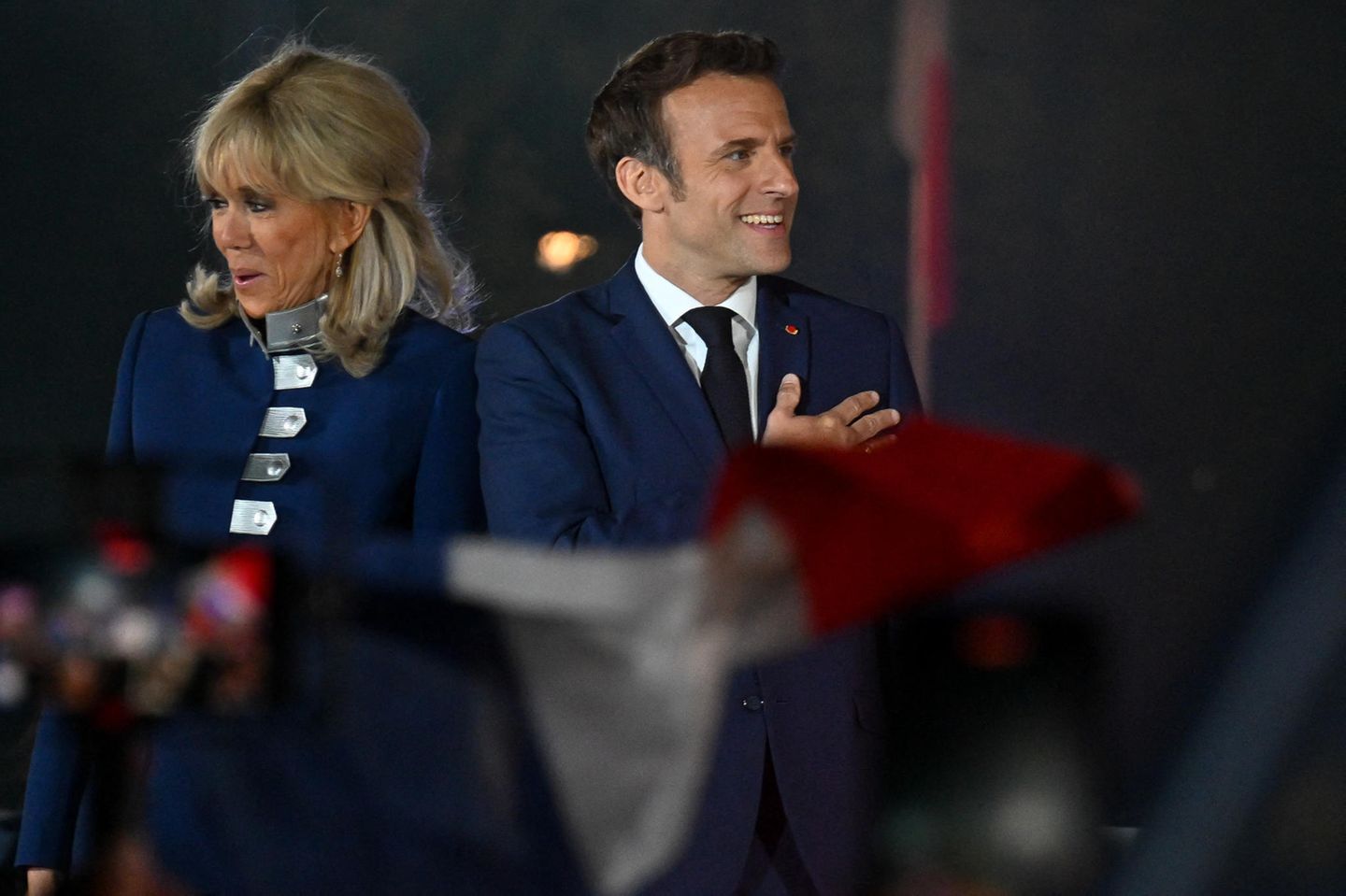 Brigitte Macron in dem Blau Frankreichs
