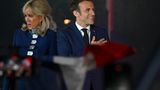 Brigitte Macron in dem Blau Frankreichs