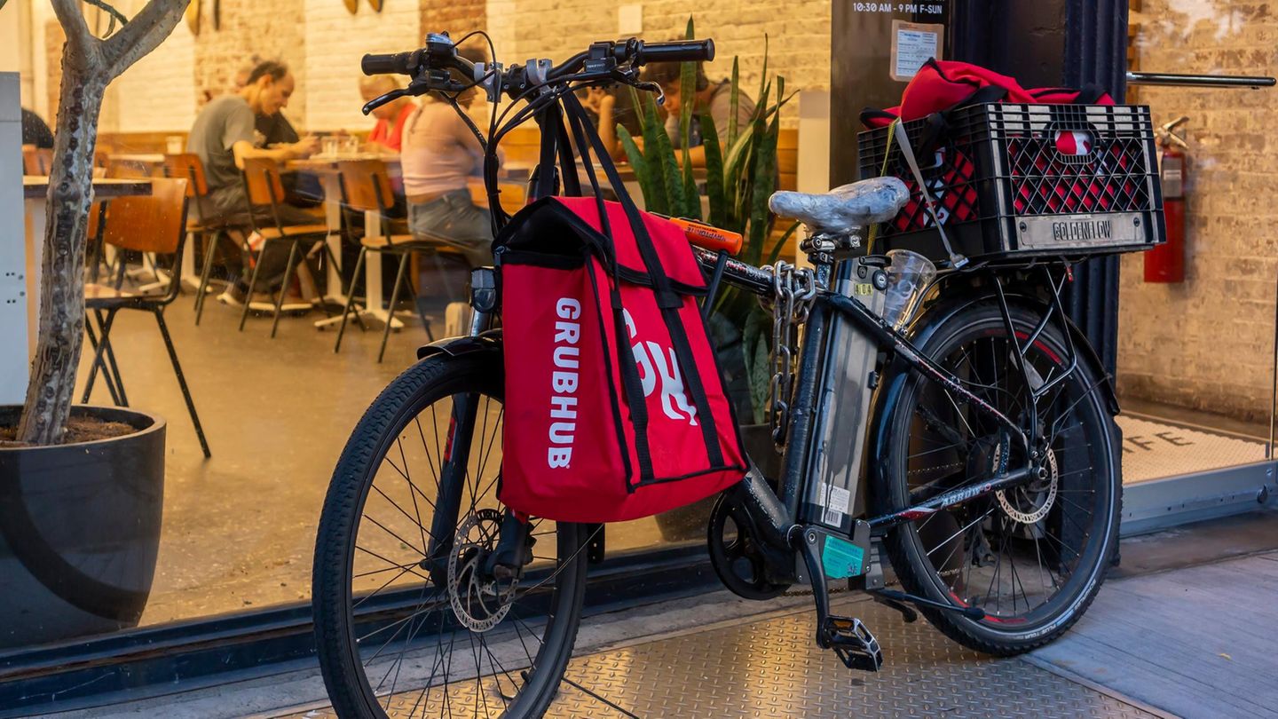 Ein Kurierfahrrad des Lieferdienstes Grubhub steht vor einem Lokal