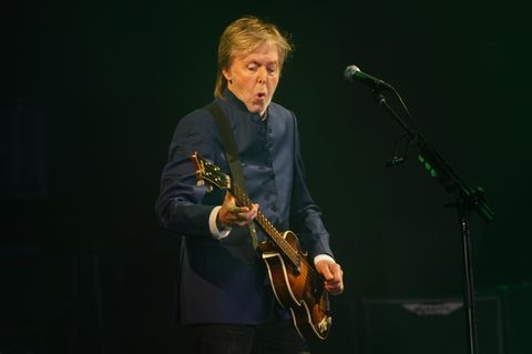 Nach Corona-Pause: Er war einer der absoluten Höhepunkte des diesjährigen Glastonbury Festivals: Sir Paul McCartney höchstpersönlich gab sich die Ehre. Der 80-jährige Ex-Beatle spielte ein mehrstündiges Set, für das manche Fans mehr als 12 Stunden angestanden haben sollen. Enttäuscht wurden sie nicht. Sie kamen unter anderem in den Genuss eines Duetts von McCartney und John Lennon. Die moderne Technik machte es möglich.
