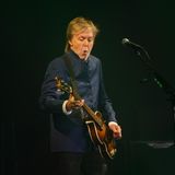 Nach Corona-Pause: Er war einer der absoluten Höhepunkte des diesjährigen Glastonbury Festivals: Sir Paul McCartney höchstpersönlich gab sich die Ehre. Der 80-jährige Ex-Beatle spielte ein mehrstündiges Set, für das manche Fans mehr als 12 Stunden angestanden haben sollen. Enttäuscht wurden sie nicht. Sie kamen unter anderem in den Genuss eines Duetts von McCartney und John Lennon. Die moderne Technik machte es möglich.