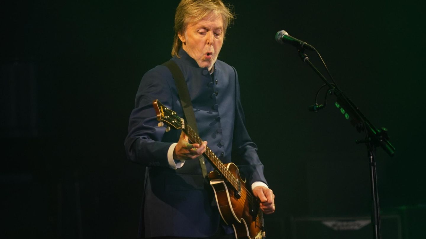Nach Corona-Pause: Er war einer der absoluten Höhepunkte des diesjährigen Glastonbury Festivals: Sir Paul McCartney höchstpersönlich gab sich die Ehre. Der 80-jährige Ex-Beatle spielte ein mehrstündiges Set, für das manche Fans mehr als 12 Stunden angestanden haben sollen. Enttäuscht wurden sie nicht. Sie kamen unter anderem in den Genuss eines Duetts von McCartney und John Lennon. Die moderne Technik machte es möglich. Nach Corona-Pause: Er war einer der absoluten Höhepunkte des diesjährigen Glastonbury Festivals: Sir Paul McCartney höchstpersönlich gab sich die Ehre. Der 80-jährige Ex-Beatle spielte ein mehrstündiges Set, für das manche Fans mehr als 12 Stunden angestanden haben sollen. Enttäuscht wurden sie nicht. Sie kamen unter anderem in den Genuss eines Duetts von McCartney und John Lennon. Die moderne Technik machte es möglich.