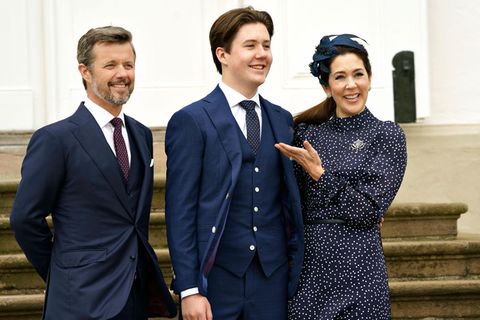 Prinz Christian (Mitte) steht mit seinen Eltern Kronprinz Frederik von Dänemark und Kronprinzessin Mary nach seiner Konfirmation für ein gemeinsames Foto zusammen.