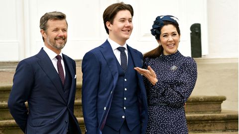 Prinz Christian (Mitte) steht mit seinen Eltern Kronprinz Frederik von Dänemark und Kronprinzessin Mary nach seiner Konfirmation für ein gemeinsames Foto zusammen.