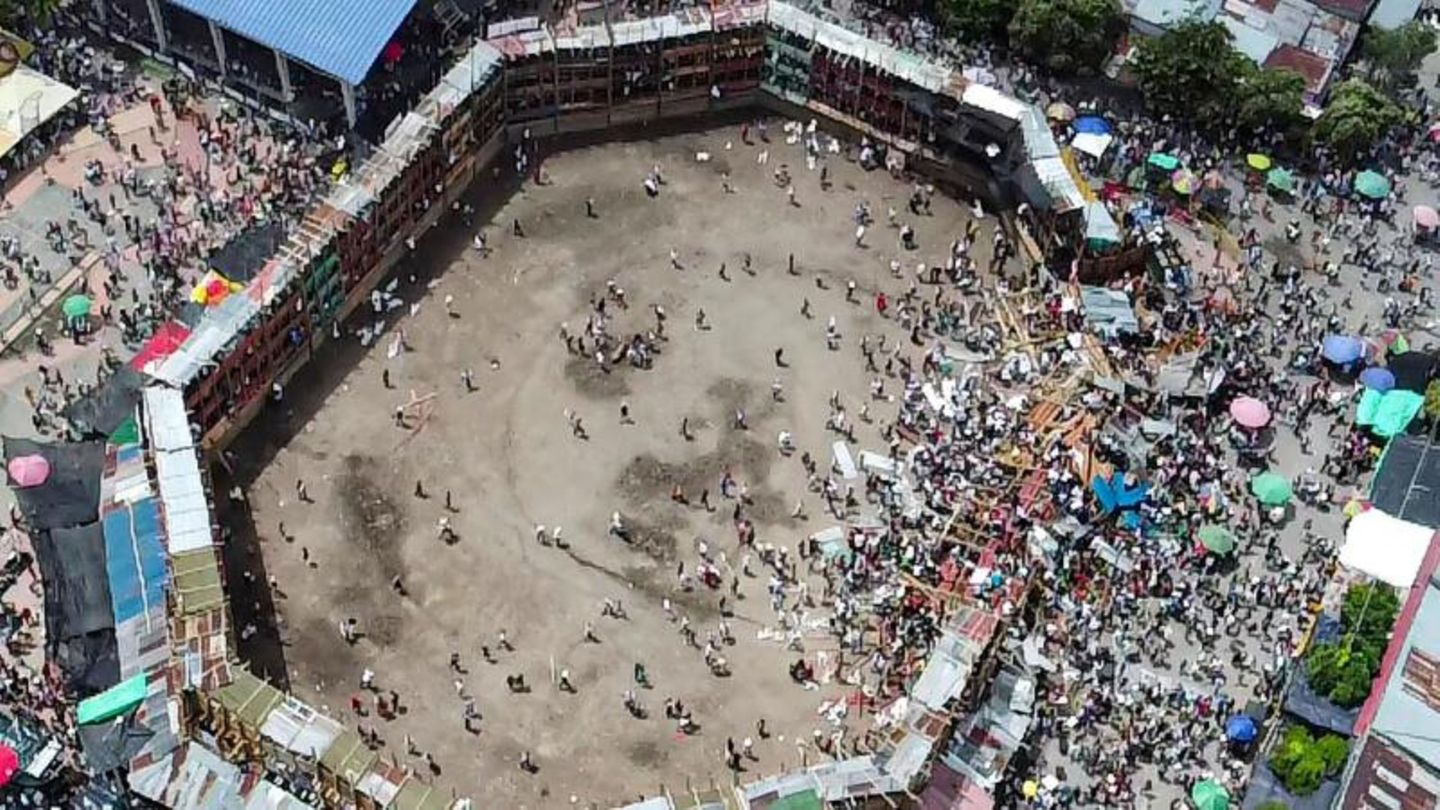 El Espinal, Kolumbien: Während eines Stierkampfs stürzt die Zuschauertribüne ein.