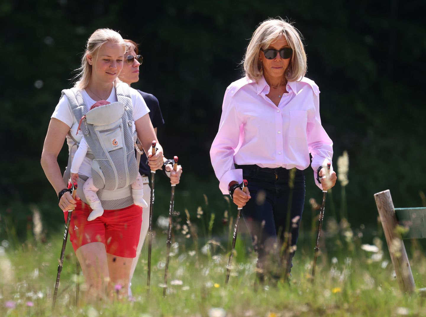 G7-Gipfel in Elmau: Felix Neureuther, der gemeinsame Sohn von Christian Neureuther und Rosi Mittermaier, trat in die Fußstapfen seiner Eltern, und das gleich in zweifacher Hinsicht: Er wurde selbst Skifahrer. Und auch er heiratete eine Wintersportlerin: Die Biathletin und Langläuferin Miriam Gössner, heute Neureuther. Die hatte ihre erst im April geborene Tochter mit zu dem Event gebracht - damit waren drei Generationen Neureuthers vertreten. Felix Neureuther, der gemeinsame Sohn von Christian Neureuther und Rosi Mittermaier, trat in die Fußstapfen seiner Eltern, und das gleich in zweifacher Hinsicht: Er wurde selbst Skifahrer. Und auch er heiratete eine Wintersportlerin: Die Biathletin und Langläuferin Miriam Gössner, heute Neureuther. Die hatte ihre erst im April geborene Tochter mit zu dem Event gebracht - damit waren drei Generationen Neureuthers vertreten.