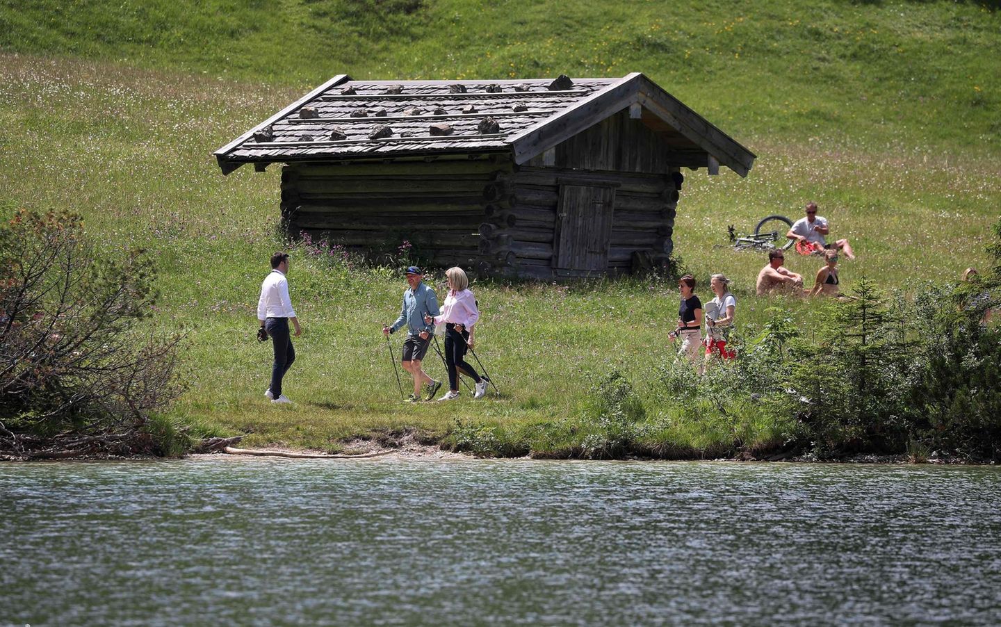 Auf ihrem Rundweg kam die Nordic-Walking-Gruppe auch an ganz normalen Badegästen vorbei, die angesichts der sommerlichen Temperaturen am See etwas Abkühlung gesucht haben.
