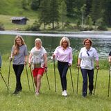 Während ihre Gatten beim G7-Gipfel im bayrischen Elmau über den Ukraine-Krieg und andere Themen sprachen, durften sich ihre Partnerinnen im Begleitprogramm sportlich betätigen. Der frühere Skifahrer Christian Neureuther und seine Schwiegertochter Miriam - die ihr Baby mitgebracht hatte - unternahmen mit den anwesenden Damen eine Nordic-Walking-Tour um den Ferchensee. Mit dabei waren Kanzlergattin Britta Ernst (2.v.r.), die Ehefrau des französischen Präsidenten, Brigitte Macron (3.v.r.), Boris Johnsons Ehefrau Carrie (2.v.l.) und Amélie Derbaudrenghien, die Frau von EU-Ratspräsident Charles Michel (r.).