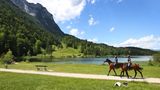 Der Ferchensee liegt unweit von Mittenwald. Das idyllische Gelände wurde streng bewacht, hier patrouillieren Polizistinnen der Reiterstaffel auf dem Gelände.