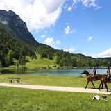 Der Ferchensee liegt unweit von Mittenwald. Das idyllische Gelände wurde streng bewacht, hier patrouillieren Polizistinnen der Reiterstaffel auf dem Gelände.